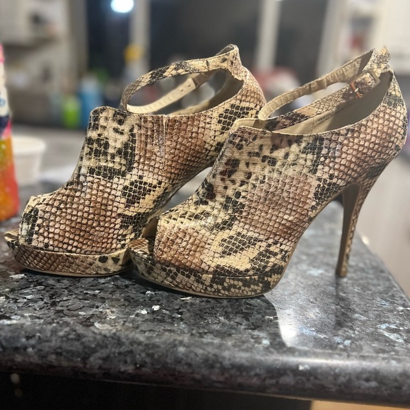 🤎🤎EUC- DOLLHOUSE VERDICT 107 METALLIC SNAKESKIN HEELS SZ 10🤎🤎 - Picture 11 of 16